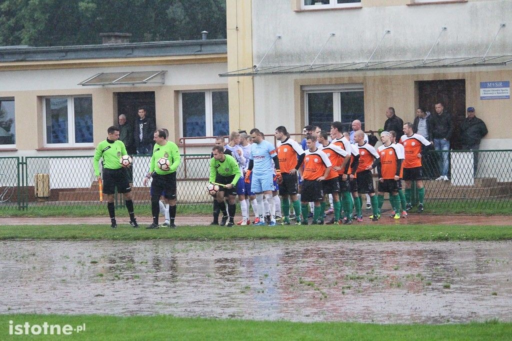 BKS: remis z Piastem w strugach deszczu