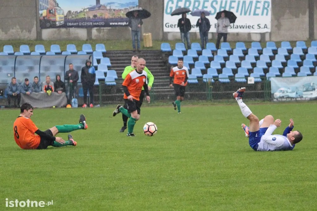 BKS: remis z Piastem w strugach deszczu