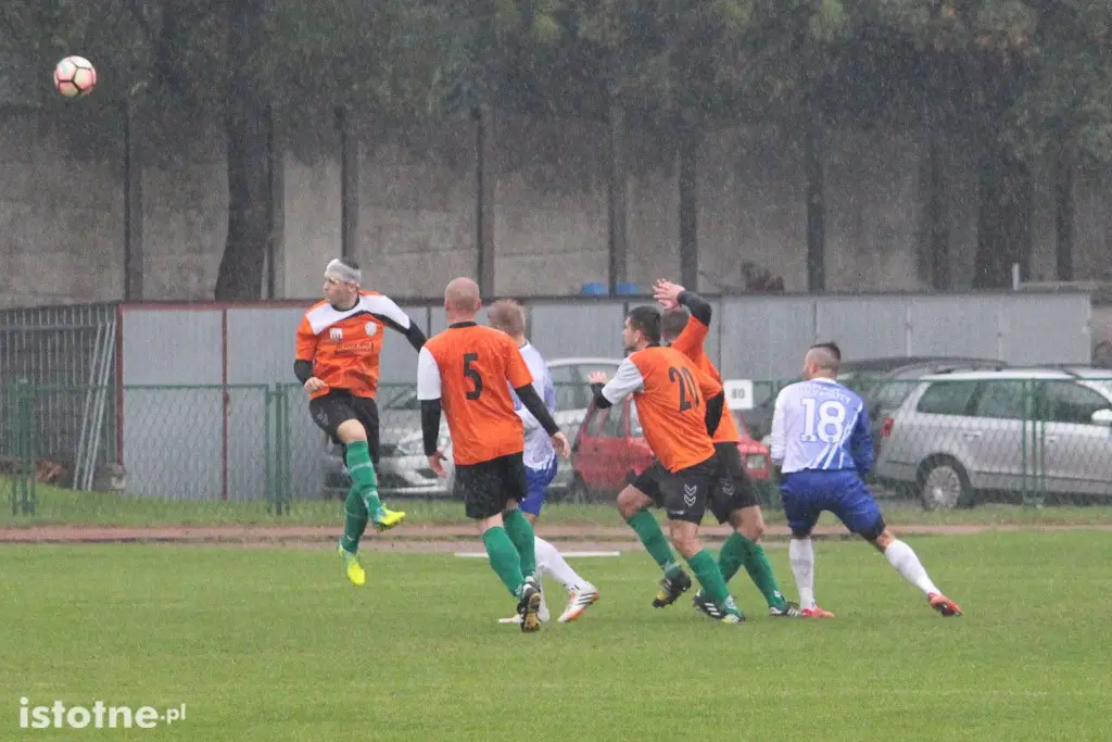 BKS: remis z Piastem w strugach deszczu