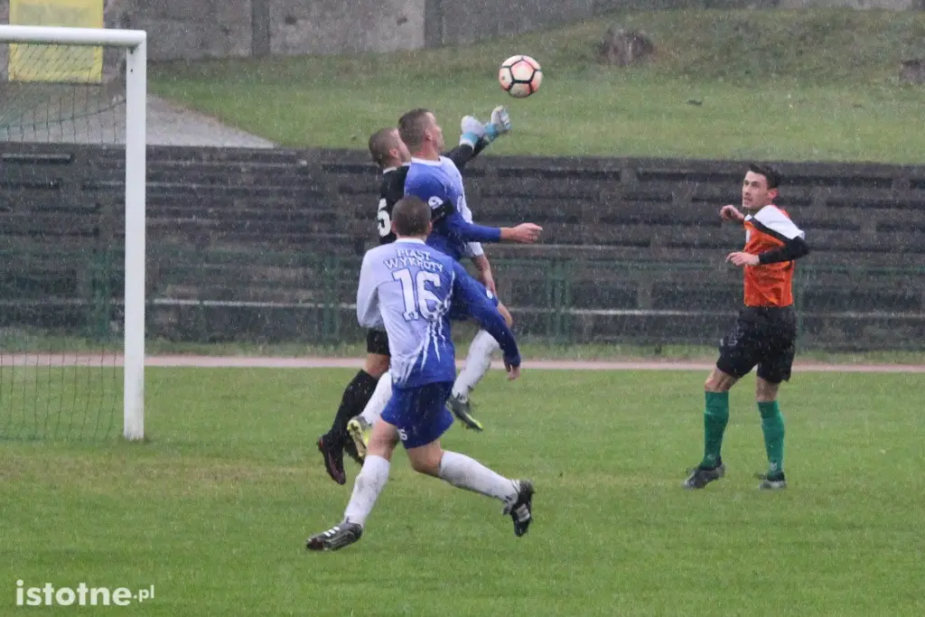 BKS: remis z Piastem w strugach deszczu