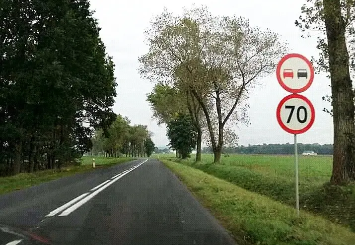Nowe oznakowanie przed zakrętem śmierci koło Warty