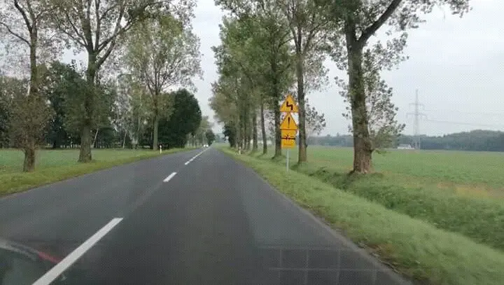 Nowe oznakowanie przed zakrętem śmierci koło Warty