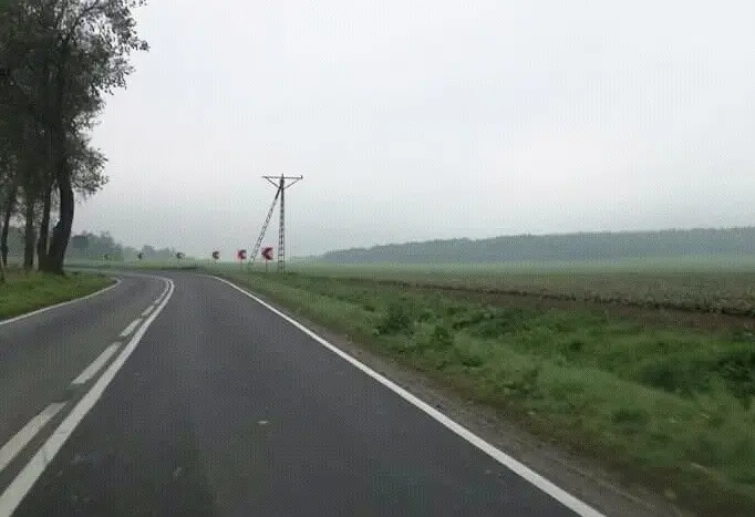 Nowe znaki drogowe przed zakrętem śmierci koło Warty