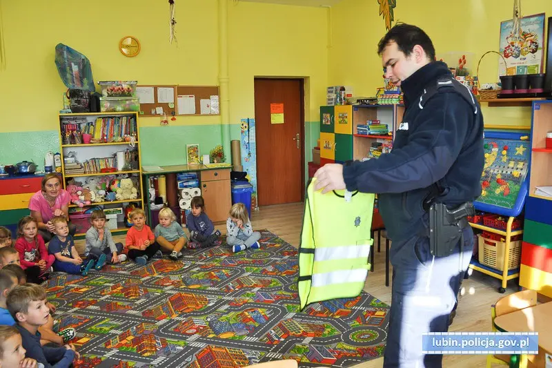 Dzielnicowi odwiedzili przedszkolaków