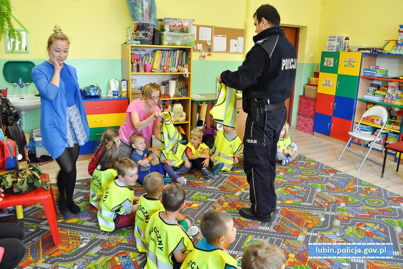 Dzielnicowi odwiedzili przedszkolaków