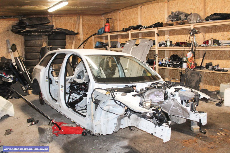 Zlikwidowali dziuplę samochodową. Trzem podejrzanym grozi do 10 lat więzienia