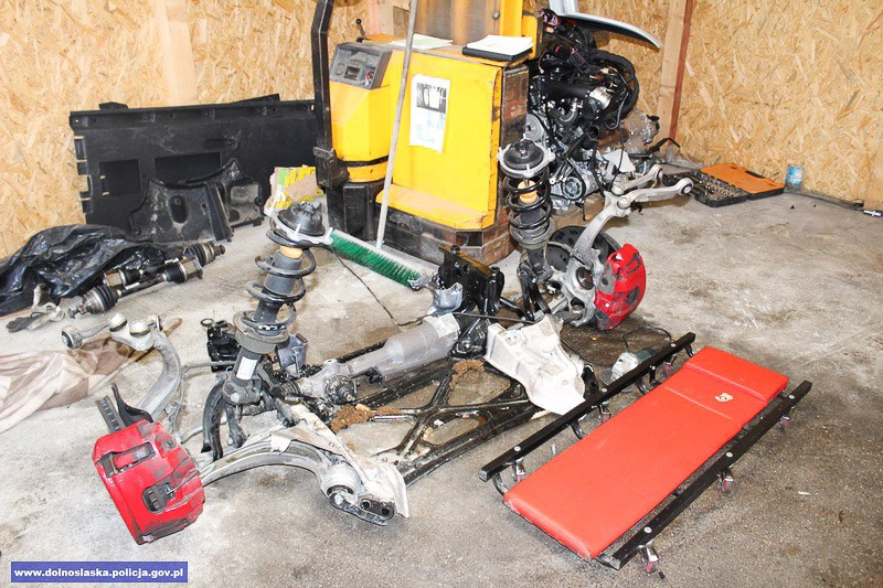 Zlikwidowali dziuplę samochodową. Trzem podejrzanym grozi do 10 lat więzienia