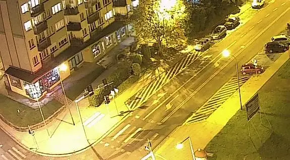 Na ulicy Asnyka wiatr uszkodził (odwrócił) sygnalizację świetlną