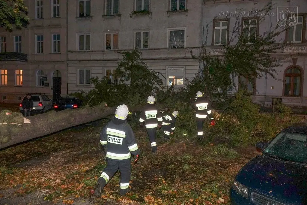 Masakryczna wichura szaleje w powiecie. Nie wychodźcie z domu