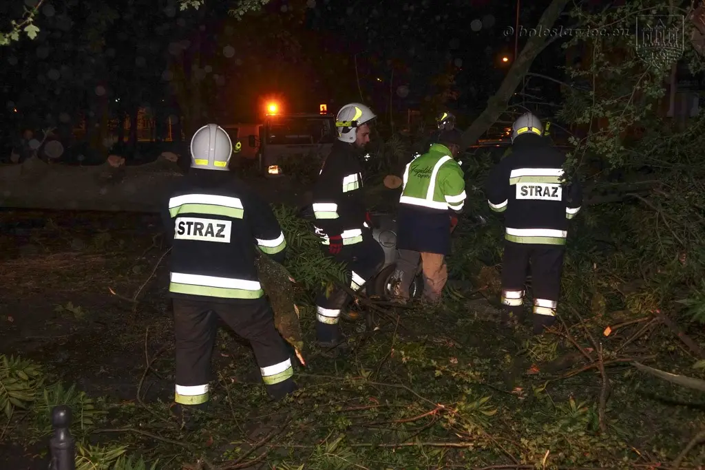 Masakryczna wichura szaleje w powiecie. Nie wychodźcie z domu