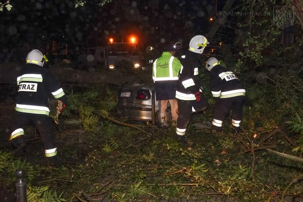 Masakryczna wichura szaleje w powiecie. Nie wychodźcie z domu
