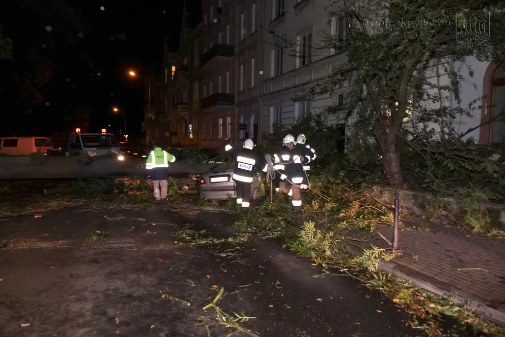 Masakryczna wichura szaleje w powiecie. Nie wychodźcie z domu