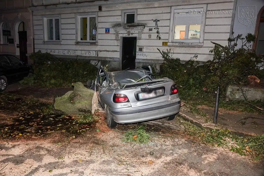 Masakryczna wichura szaleje w powiecie. Nie wychodźcie z domu