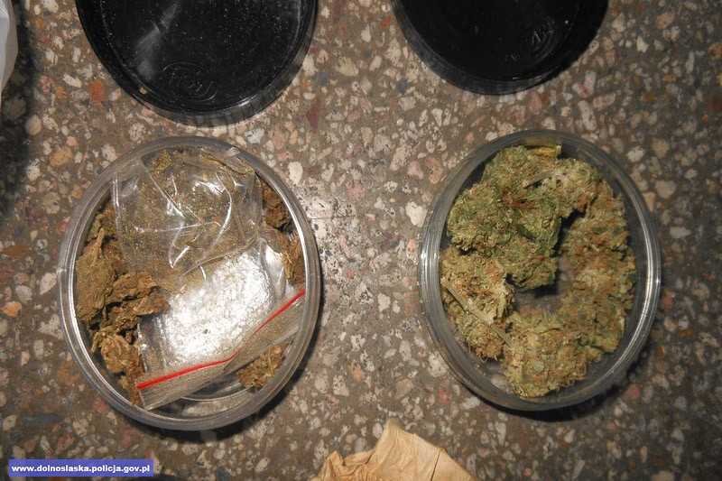 28-latek wpadł z ogromną ilością marihuany i nielegalnego tytoniu