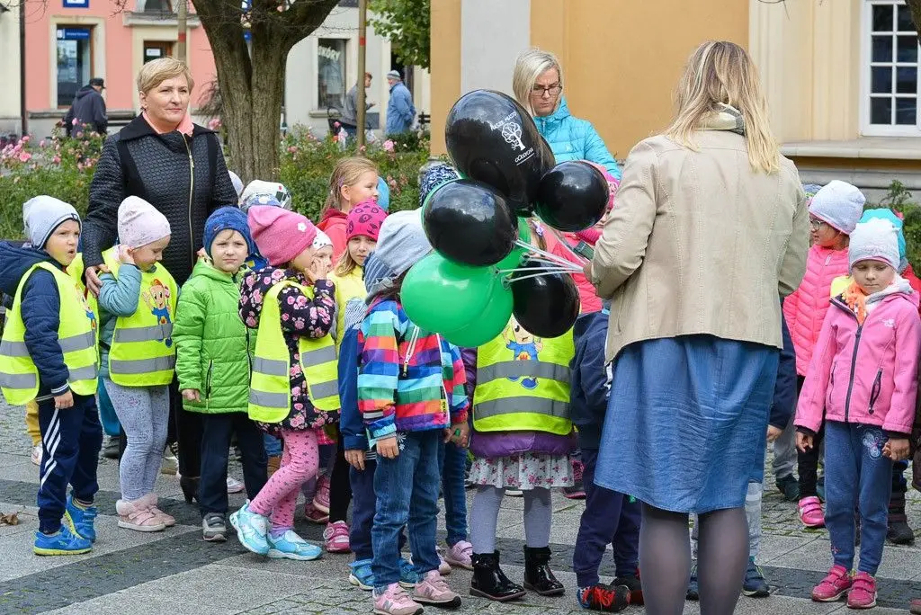 Przedszkolaki zachęcały do udziału w akcji „Nasze miasto oddycha”