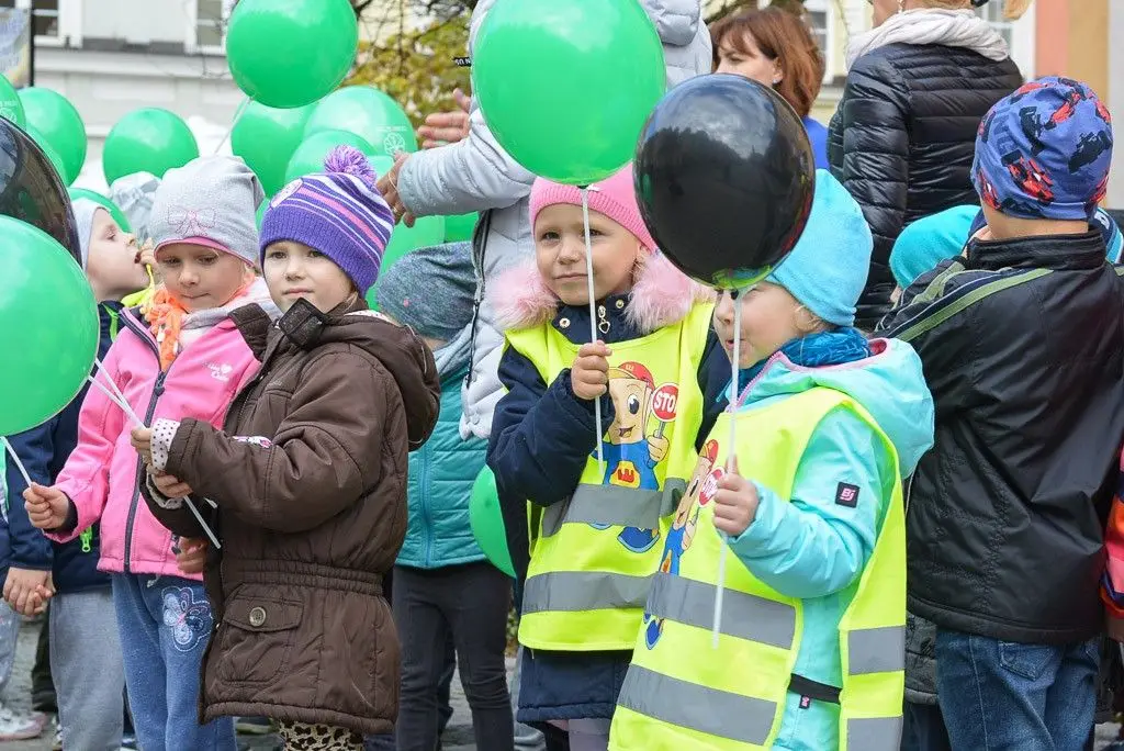 Przedszkolaki zachęcały do udziału w akcji „Nasze miasto oddycha”