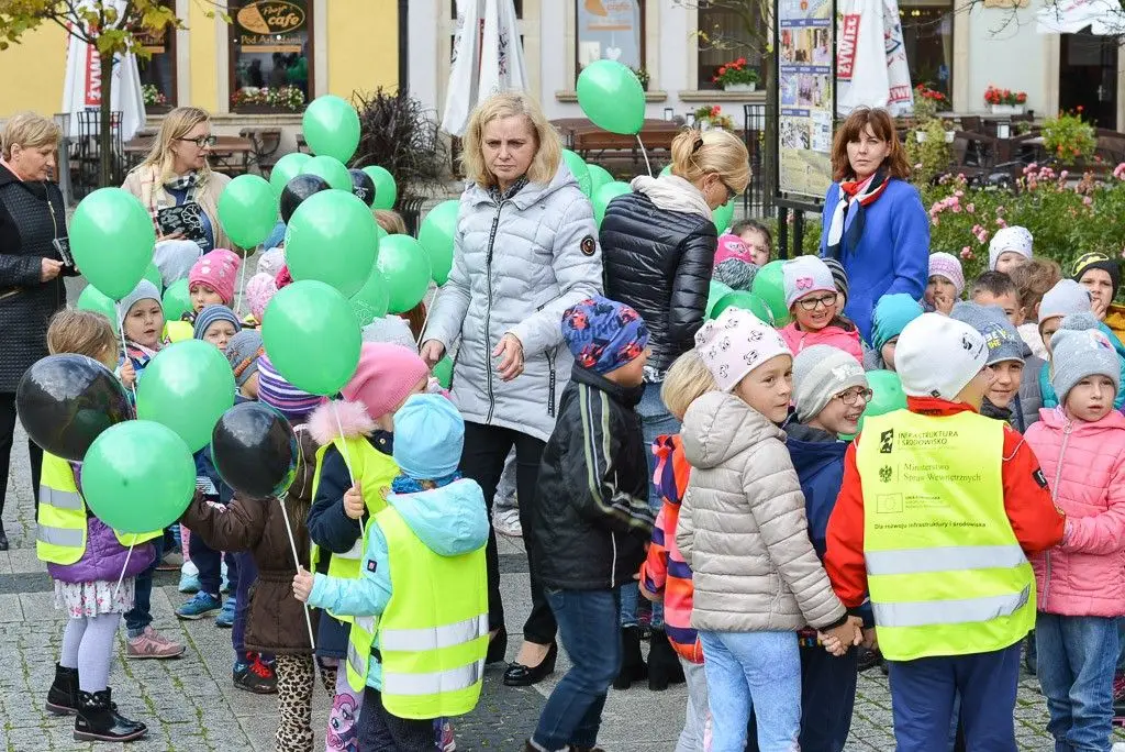 Przedszkolaki zachęcały do udziału w akcji „Nasze miasto oddycha”