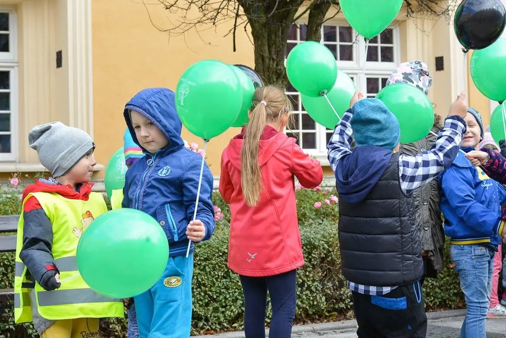 Przedszkolaki zachęcały do udziału w akcji „Nasze miasto oddycha”