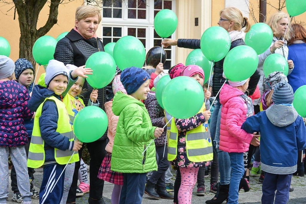Przedszkolaki zachęcały do udziału w akcji „Nasze miasto oddycha”