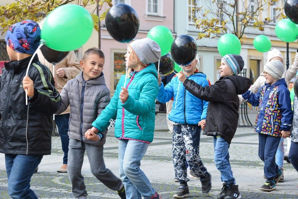 Przedszkolaki zachęcały do udziału w akcji „Nasze miasto oddycha”