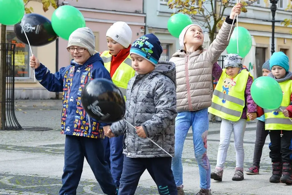 Przedszkolaki zachęcały do udziału w akcji „Nasze miasto oddycha”
