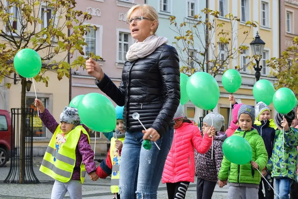 Przedszkolaki zachęcały do udziału w akcji „Nasze miasto oddycha”