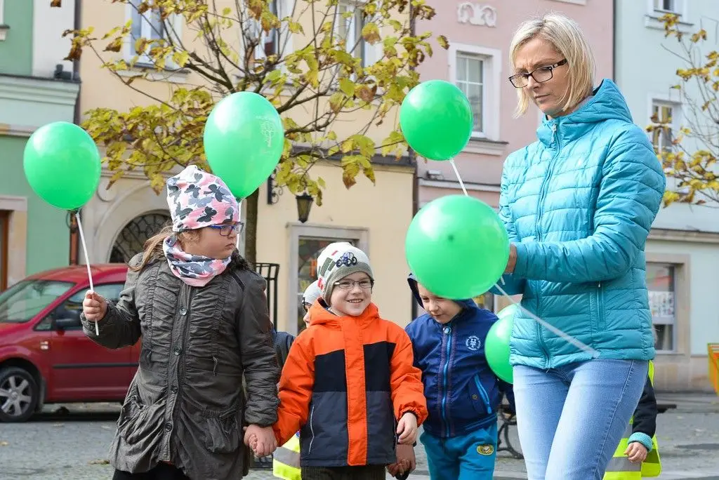 Przedszkolaki zachęcały do udziału w akcji „Nasze miasto oddycha”