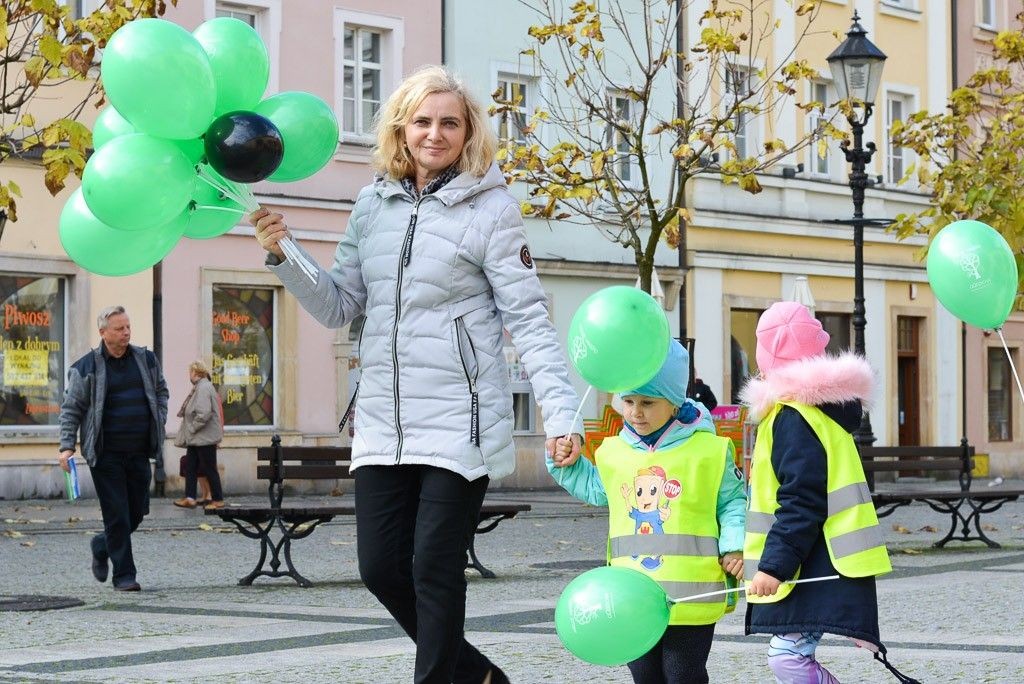 Przedszkolaki zachęcały do udziału w akcji „Nasze miasto oddycha”