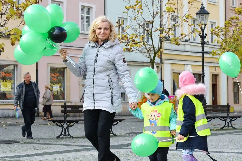Przedszkolaki zachęcały do udziału w akcji „Nasze miasto oddycha”