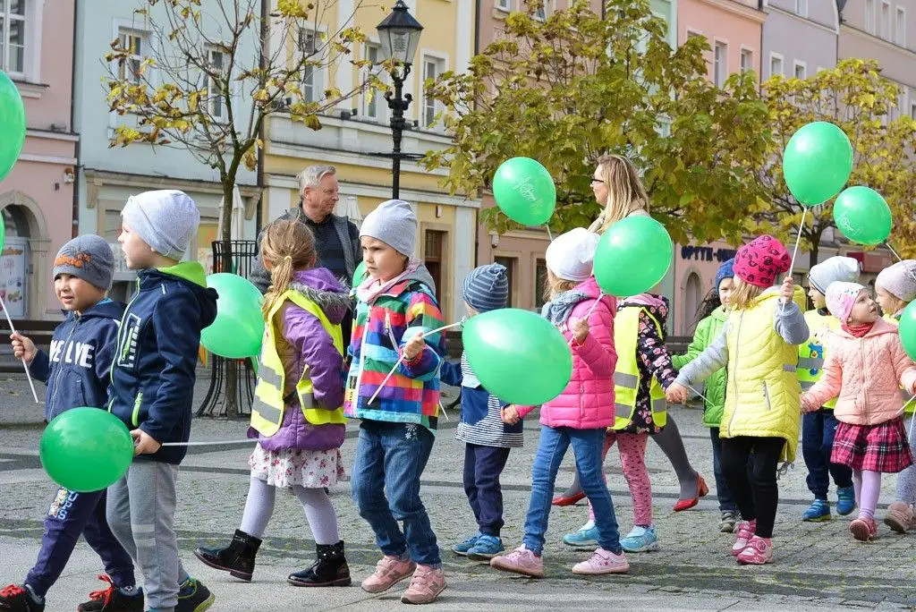 Przedszkolaki zachęcały do udziału w akcji „Nasze miasto oddycha”