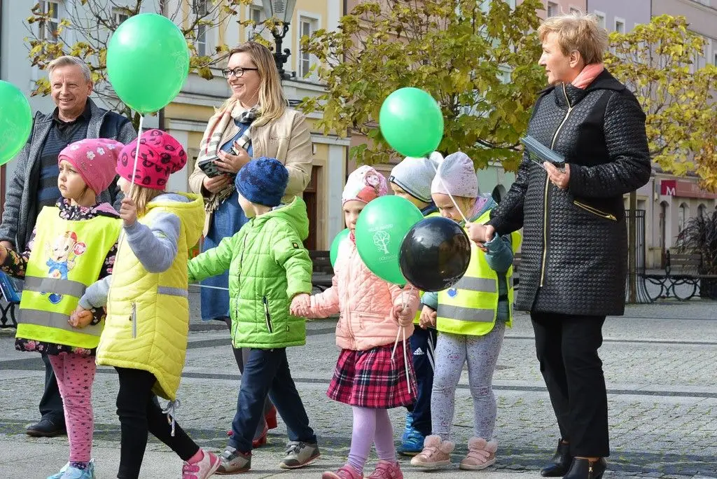 Przedszkolaki zachęcały do udziału w akcji „Nasze miasto oddycha”