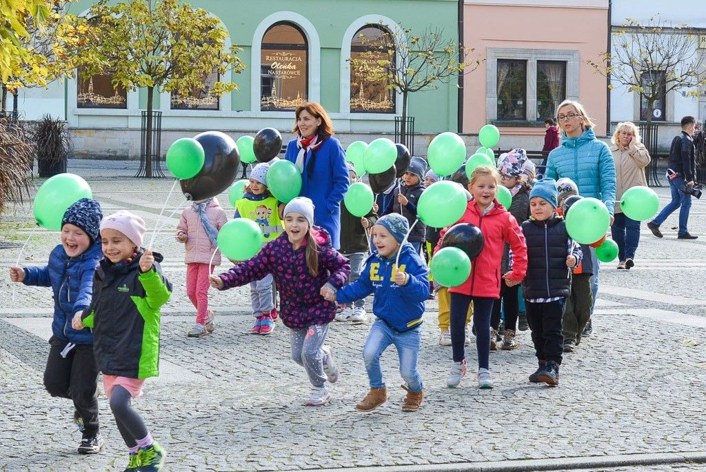 Przedszkolaki zachęcały do udziału w akcji „Nasze miasto oddycha”
