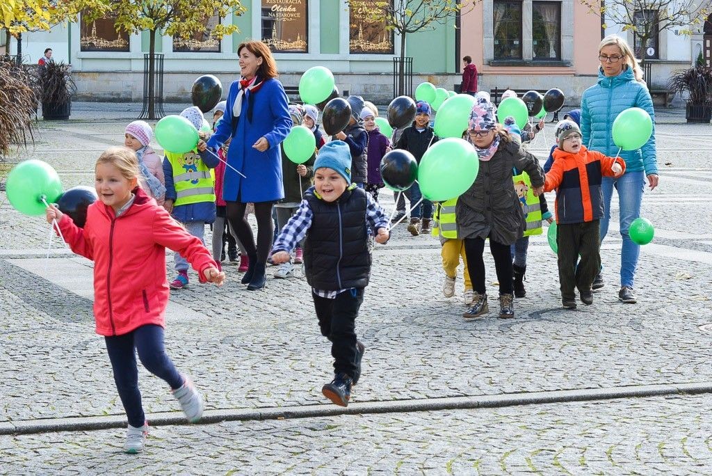 Przedszkolaki zachęcały do udziału w akcji „Nasze miasto oddycha”