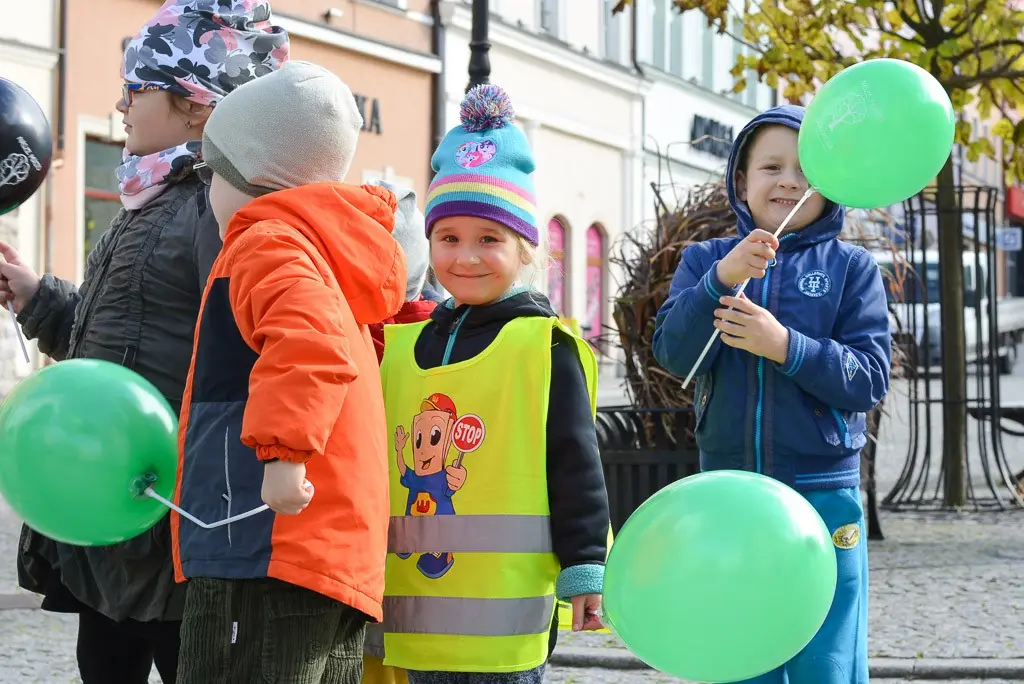 Przedszkolaki zachęcały do udziału w akcji „Nasze miasto oddycha”