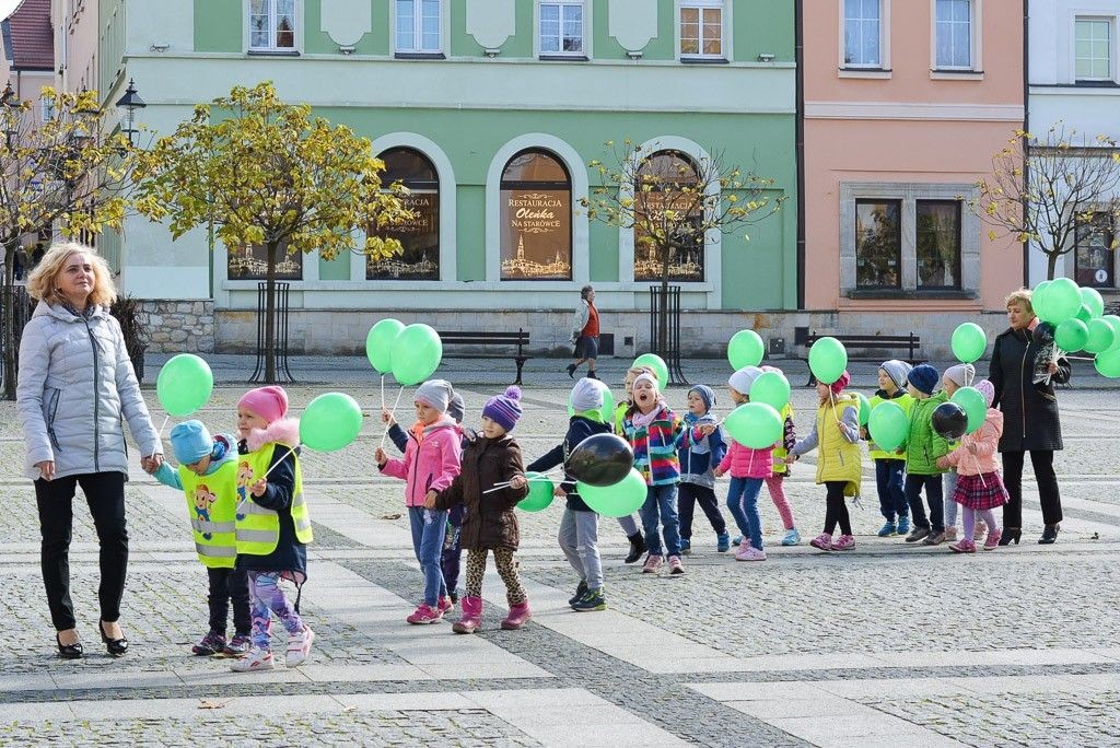 Przedszkolaki zachęcały do udziału w akcji „Nasze miasto oddycha”