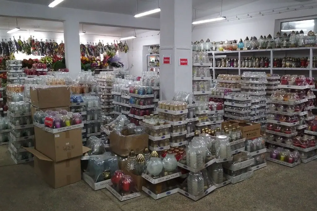CER FAR: duży, samoobsługowy sklepu ze zniczami i kwiatami