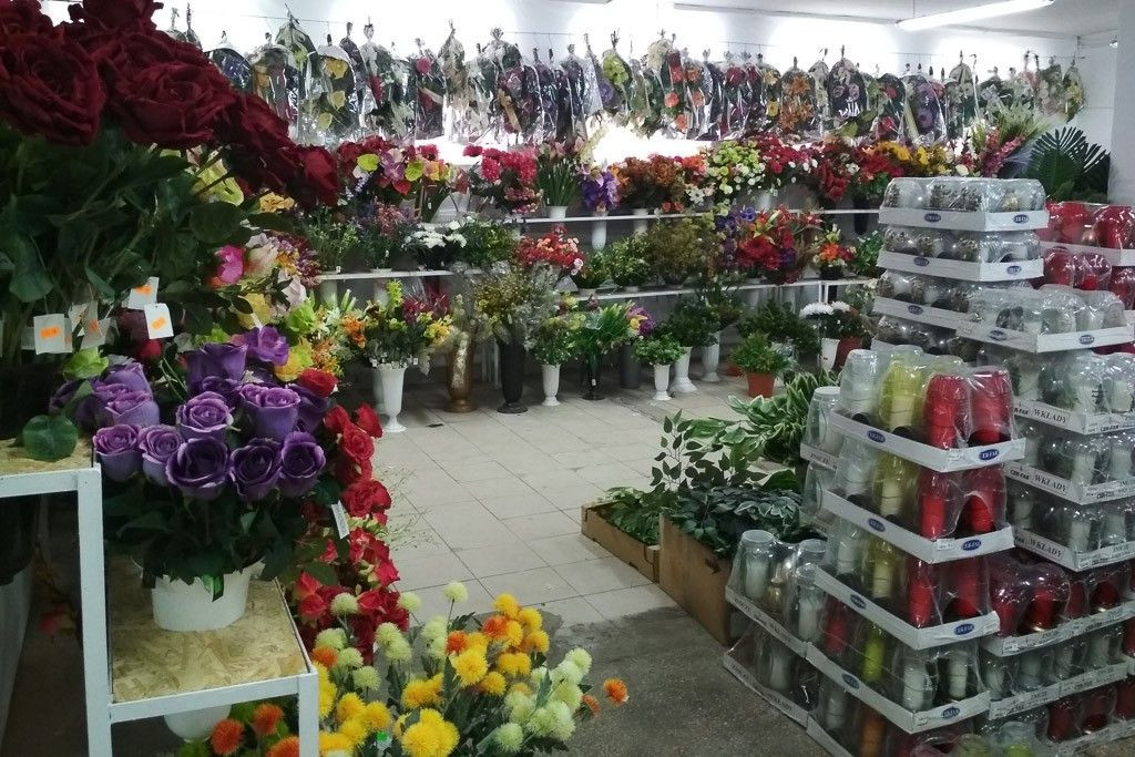 CER FAR: duży, samoobsługowy sklepu ze zniczami i kwiatami