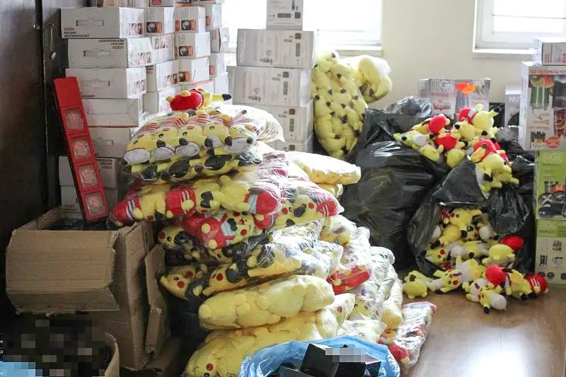 Sprzedawali podróby maskotek i zegarków. Towar warty prawie 370 tys. zł przejęty