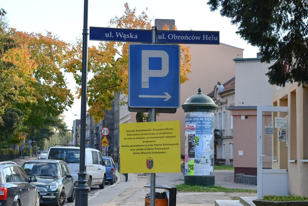 Nieskończony chodnik na Komuny Paryskiej już budzi kontrowersje