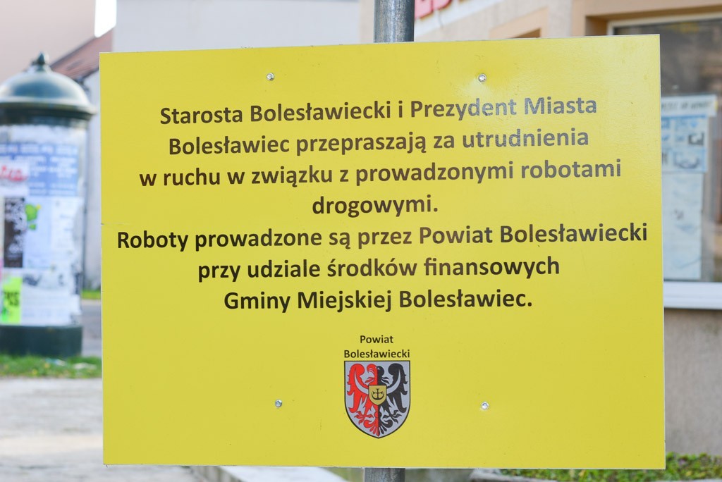 Nieskończony chodnik na Komuny Paryskiej już budzi kontrowersje