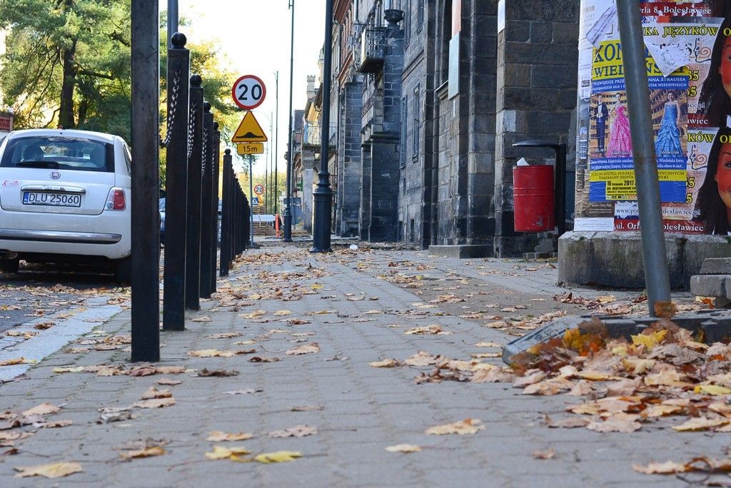 Nieskończony chodnik na Komuny Paryskiej już budzi kontrowersje