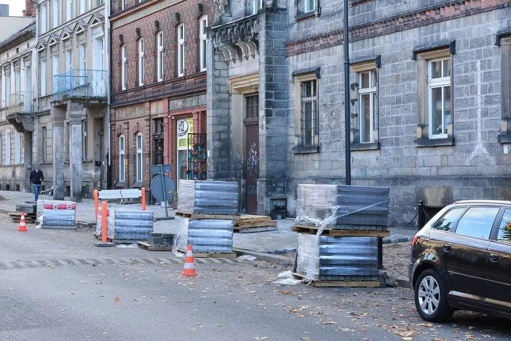 Nieskończony chodnik na Komuny Paryskiej już budzi kontrowersje