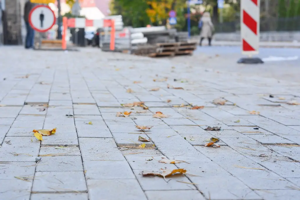 Nieskończony chodnik na Komuny Paryskiej już budzi kontrowersje