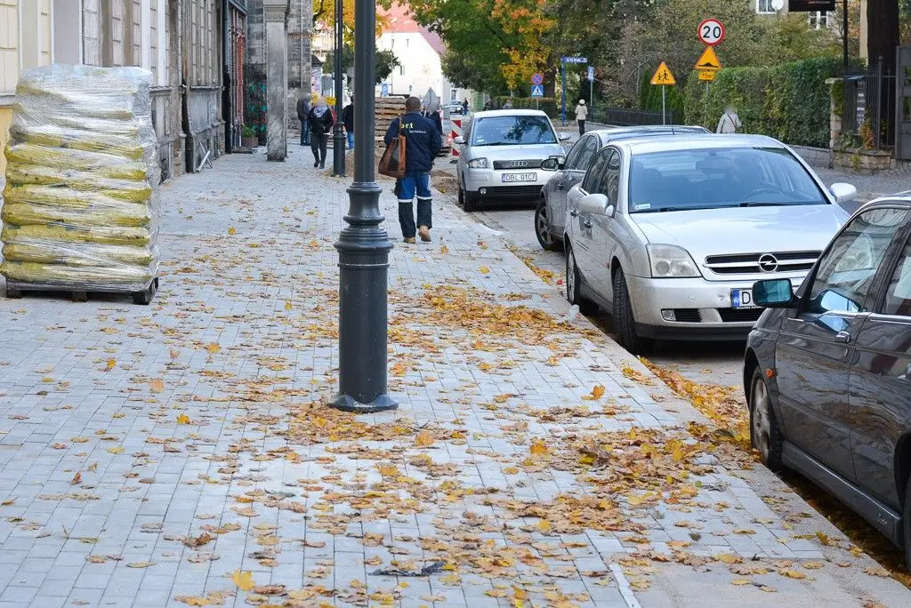 Nieskończony chodnik na Komuny Paryskiej już budzi kontrowersje