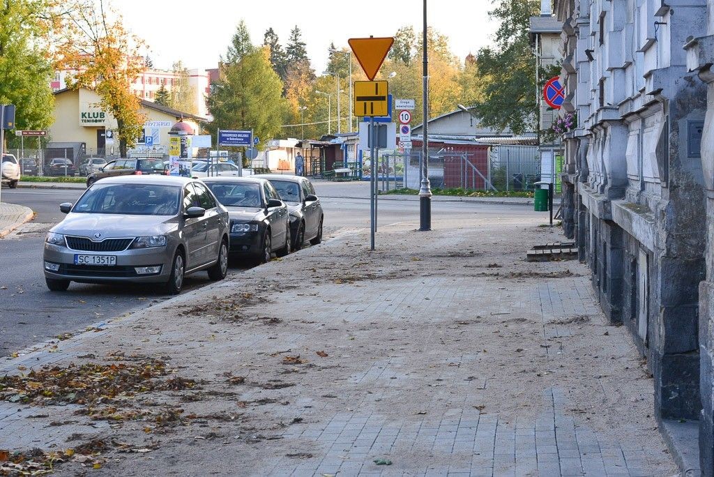 Nieskończony chodnik na Komuny Paryskiej już budzi kontrowersje