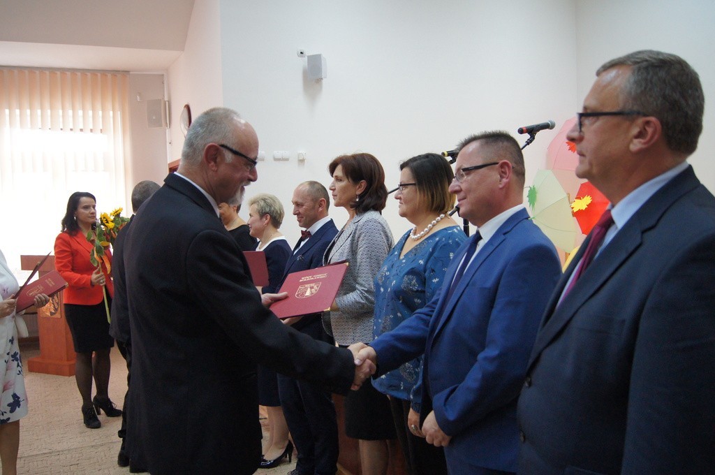 Nauczyciele i dyrektorzy szkół z Gminy Bolesławiec uhonorowani