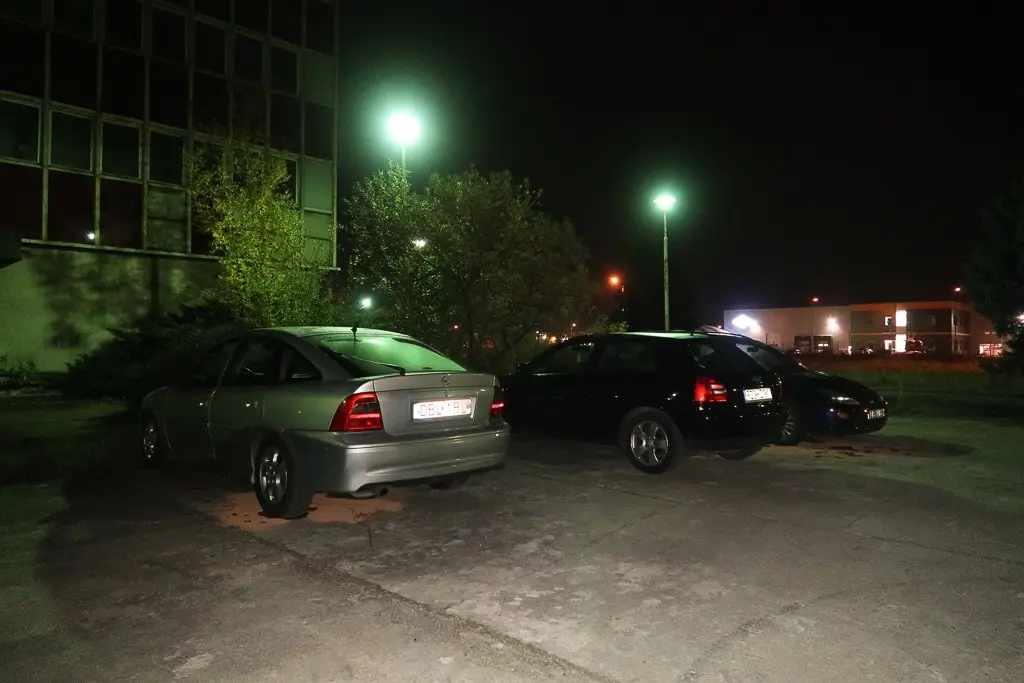 Uszkodzone pojazdy na parkingu przy ul. Kościuszki