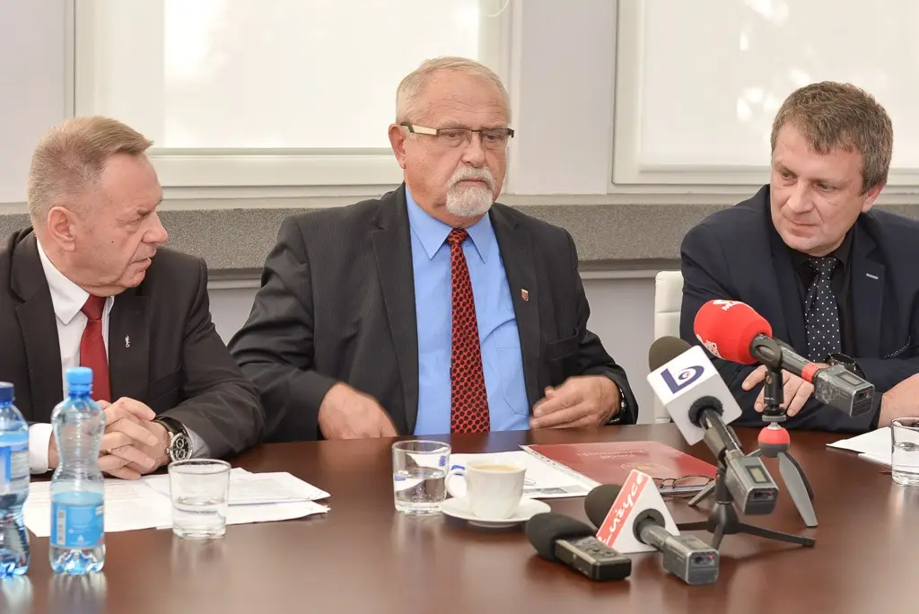 Konferencja z udziałem starosty Karola Stasika, wicestarosty Tomasza Gabrysiaka i członka Zarządu Powiatu Stanisława Chwojnickiego