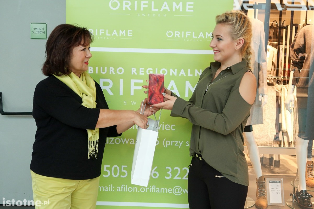 Anika Fiłon z Oriflame wręcza upominki naszej uczestniczce Metamorfoz