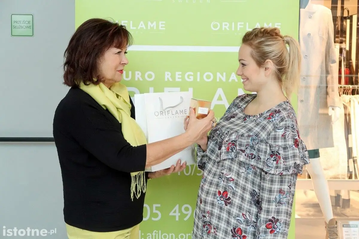 Anika Fiłon z Oriflame wręcza upominki naszej uczestniczce Metamorfoz